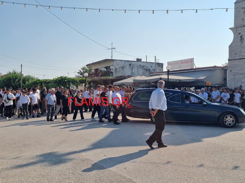 ΣΠΑΡΑΚΤΙΚΕΣ ΣΚΗΝΕΣ ΣΤΗΝ ΚΗΔΕΙΑ ΤΟΥ 15ΧΡΟΝΟΥ: Είσαι άνδρας παιδί μου... ψηλά το κεφάλι - ΦΩΤΟ