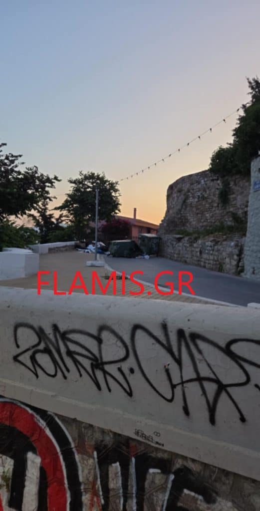 ΠΑΤΡΑ - ΦΩΤΟ: Βανδαλισμοί στο Κάστρο! Εφραξαν δρόμο με κάδους - Σκουπίδια παντού