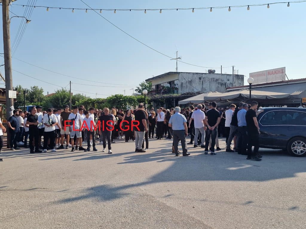 ΣΠΑΡΑΚΤΙΚΕΣ ΣΚΗΝΕΣ ΣΤΗΝ ΚΗΔΕΙΑ ΤΟΥ 15ΧΡΟΝΟΥ: Είσαι άνδρας παιδί μου... ψηλά το κεφάλι - ΦΩΤΟ