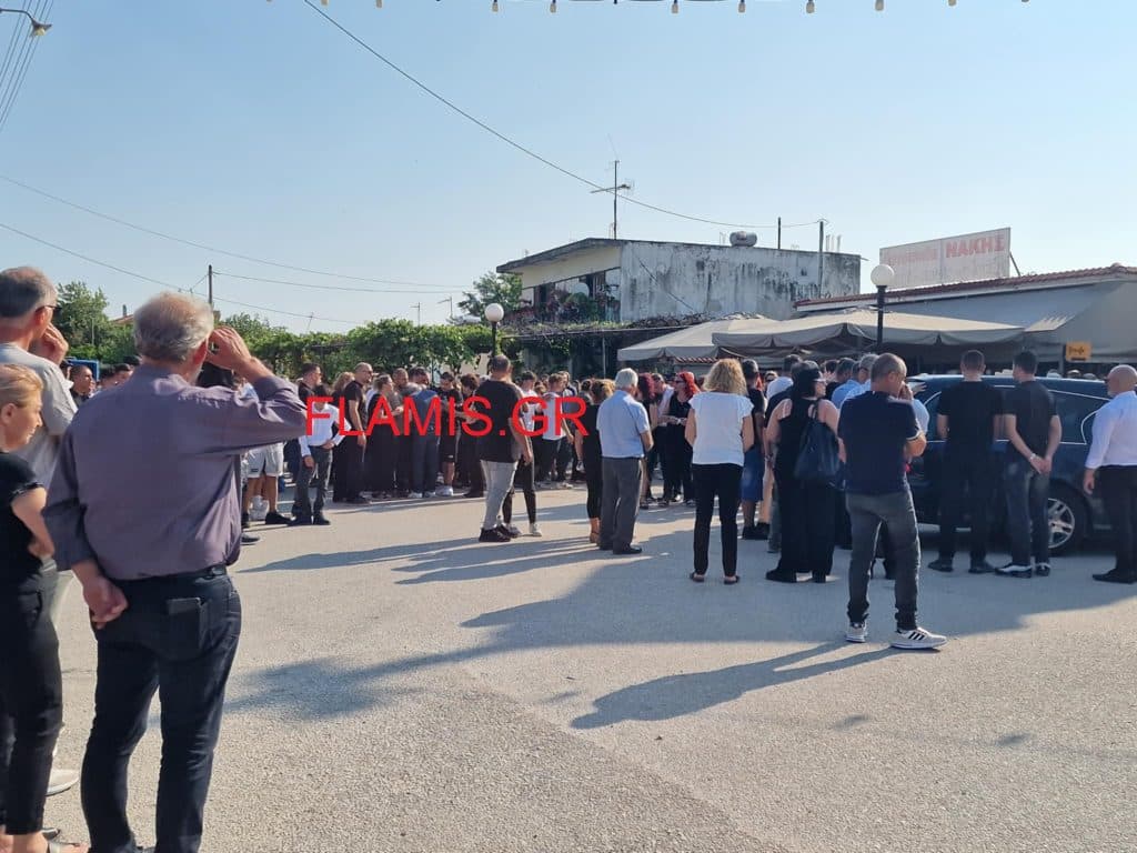 ΣΠΑΡΑΚΤΙΚΕΣ ΣΚΗΝΕΣ ΣΤΗΝ ΚΗΔΕΙΑ ΤΟΥ 15ΧΡΟΝΟΥ: Είσαι άνδρας παιδί μου... ψηλά το κεφάλι - ΦΩΤΟ