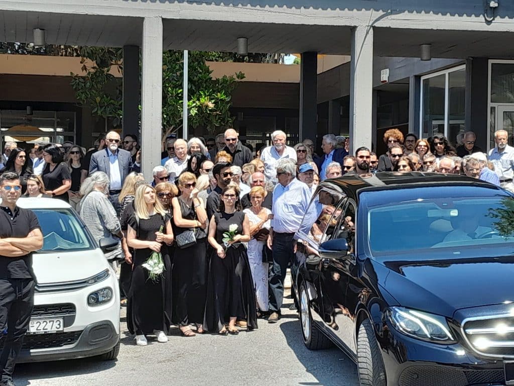 ΠΑΤΡΑ - ΦΩΤΟ: Ετσι αποχαιρέτησε η πόλη τον Ορέστη Σκαλτσά ΠΑΤΡΑ - ΦΩΤΟ: Ετσι αποχαιρέτησε η πόλη τον Ορέστη Σκαλτσά