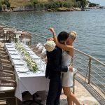 Λαμπερός γάμος στη Βουλιαγμένη! «Δύο καρδιές, μία υπόσχεση, ένα ταξίδι ζωής»