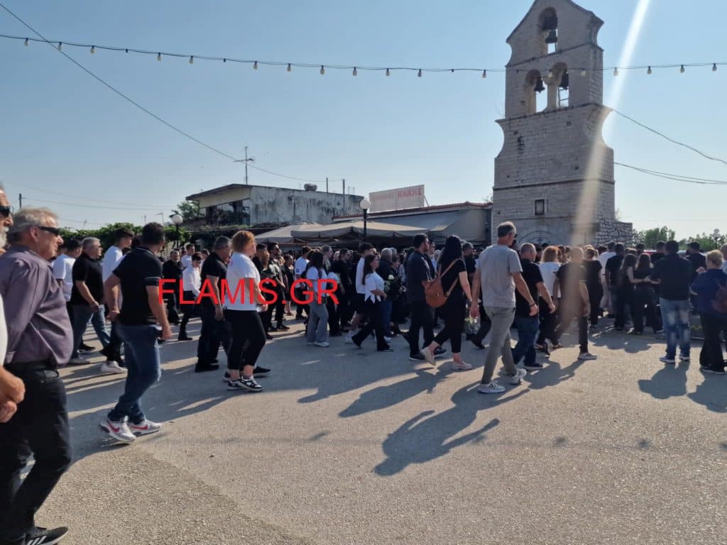 ΣΠΑΡΑΚΤΙΚΕΣ ΣΚΗΝΕΣ ΣΤΗΝ ΚΗΔΕΙΑ ΤΟΥ 15ΧΡΟΝΟΥ: Είσαι άνδρας παιδί μου... ψηλά το κεφάλι - ΦΩΤΟ