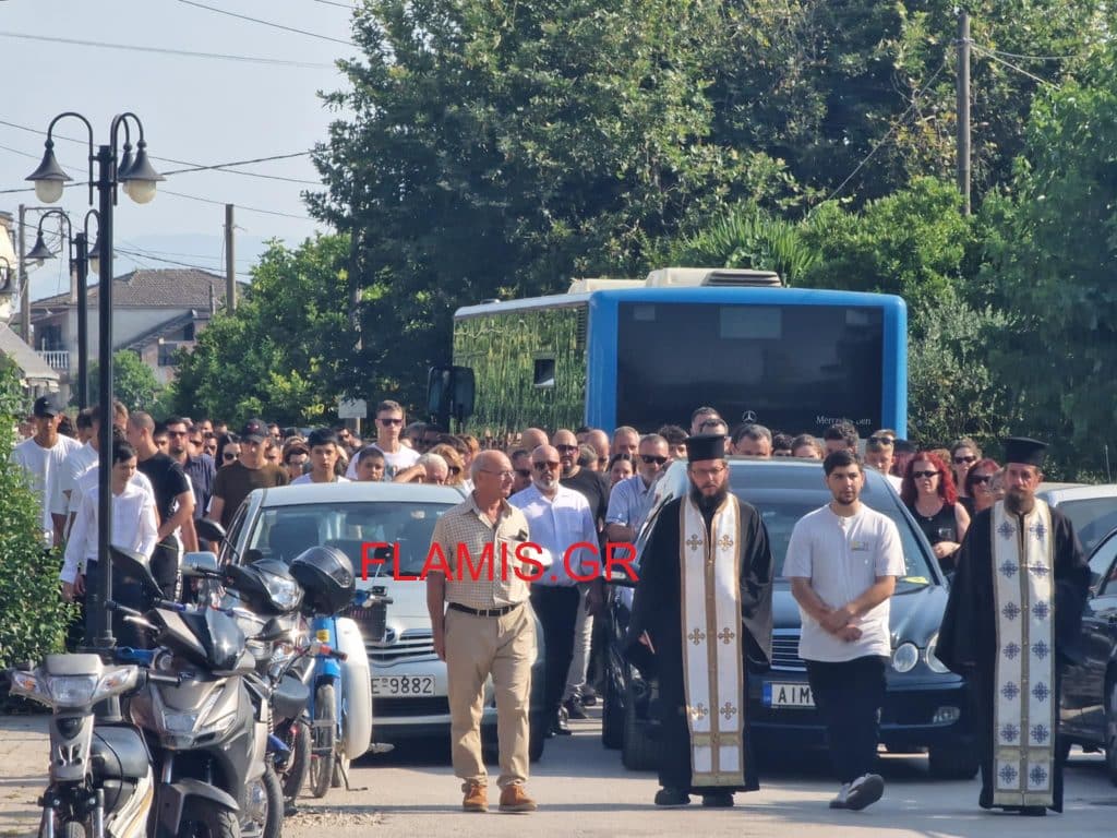 ΣΠΑΡΑΚΤΙΚΕΣ ΣΚΗΝΕΣ ΣΤΗΝ ΚΗΔΕΙΑ ΤΟΥ 15ΧΡΟΝΟΥ: Είσαι άνδρας παιδί μου... ψηλά το κεφάλι - ΦΩΤΟ