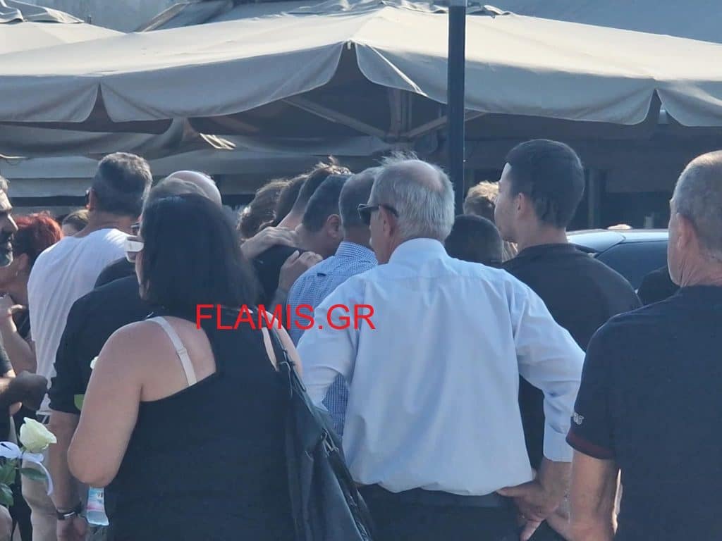 ΣΠΑΡΑΚΤΙΚΕΣ ΣΚΗΝΕΣ ΣΤΗΝ ΚΗΔΕΙΑ ΤΟΥ 15ΧΡΟΝΟΥ: Είσαι άνδρας παιδί μου... ψηλά το κεφάλι - ΦΩΤΟ