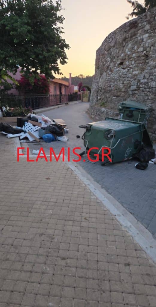 ΠΑΤΡΑ - ΦΩΤΟ: Βανδαλισμοί στο Κάστρο! Εφραξαν δρόμο με κάδους - Σκουπίδια παντού