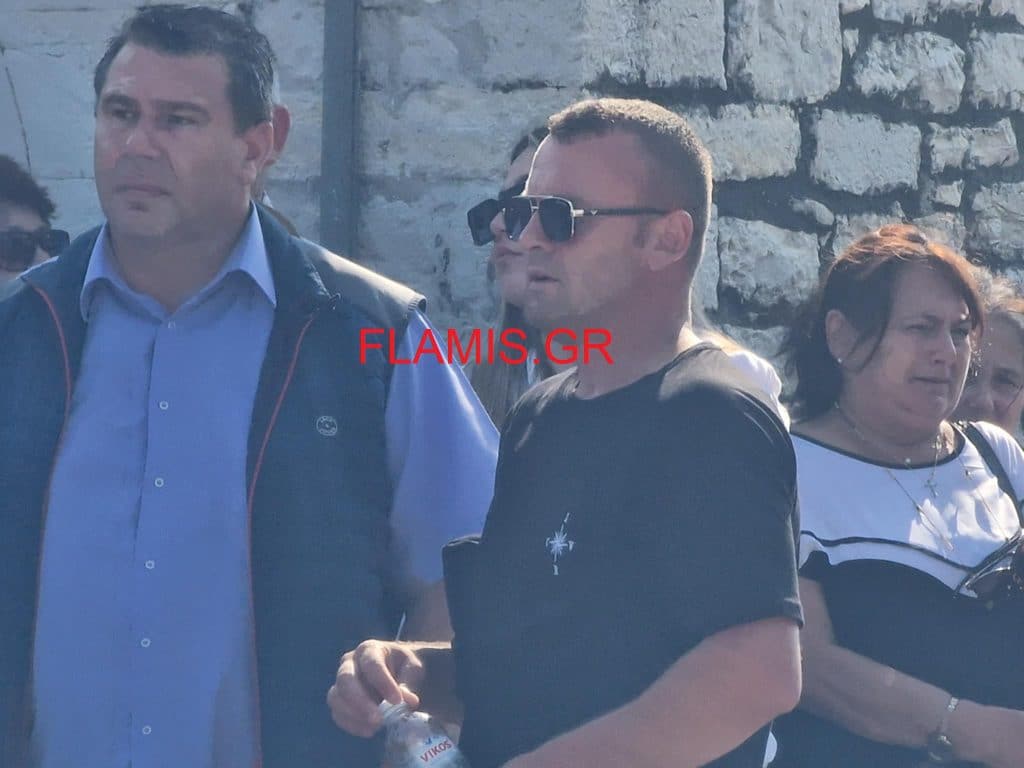 ΣΠΑΡΑΚΤΙΚΕΣ ΣΚΗΝΕΣ ΣΤΗΝ ΚΗΔΕΙΑ ΤΟΥ 15ΧΡΟΝΟΥ: Είσαι άνδρας παιδί μου... ψηλά το κεφάλι - ΦΩΤΟ