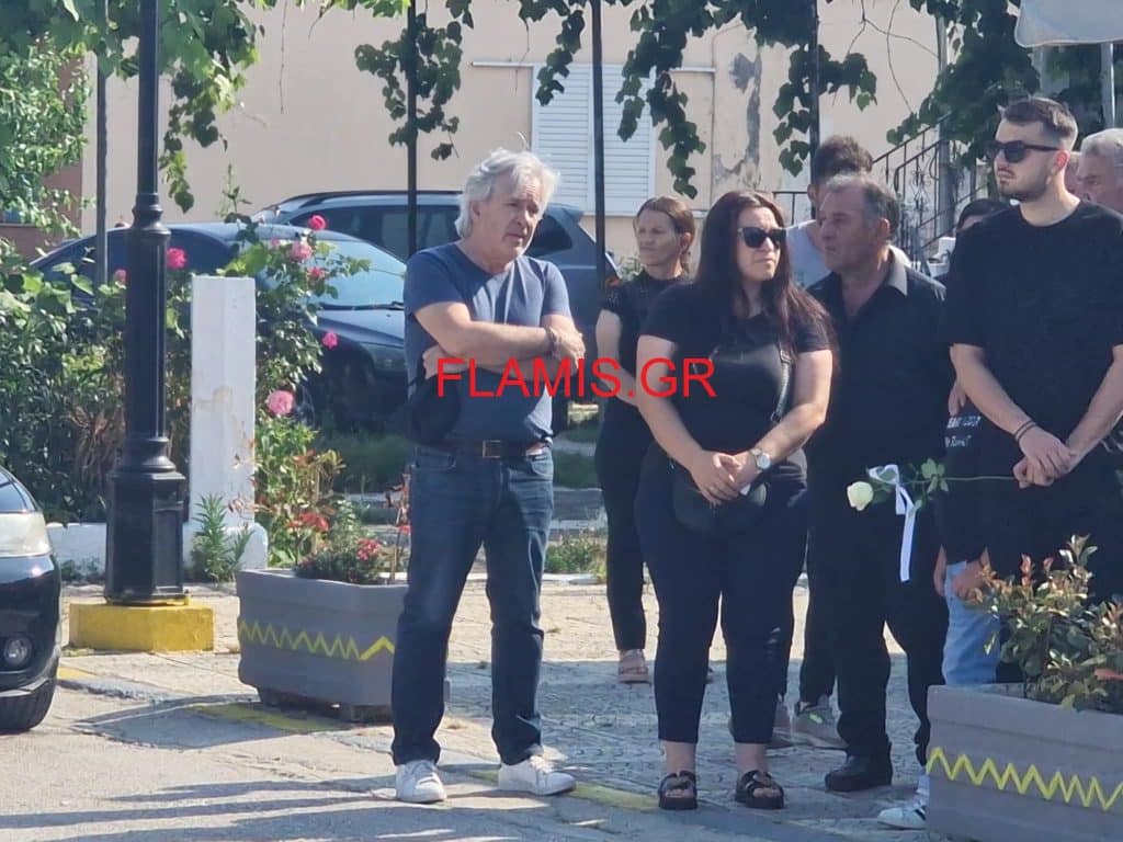ΣΠΑΡΑΚΤΙΚΕΣ ΣΚΗΝΕΣ ΣΤΗΝ ΚΗΔΕΙΑ ΤΟΥ 15ΧΡΟΝΟΥ: Είσαι άνδρας παιδί μου... ψηλά το κεφάλι - ΦΩΤΟ