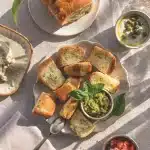 Συνταγή για λαδόψωμο βήμα-βήμα (+3 καλοκαιρινά συνοδευτικά)