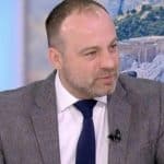 ΘΕΜΗΣ ΜΠΑΚΑΣ: Η στέγαση δεν είναι πλατφόρμα, είναι επιτακτική κοινωνική ανάγκη