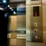 Ποιος πληρώνει τον λογαριασμό της απογραφής για τα ασανσέρ - Καβγάδες διαχειριστών, ιδιοκτητών και ενοικιαστών στις πολυκατοικίες