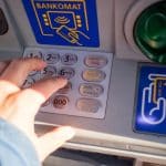 Aπάτες σε ΑΤΜ: Οι τρεις τεχνικές που χρησιμοποιούν οι δράστες χωρίς να τους καταλάβετε