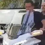 O Ατζούν Ιλιτζαλί με τον Γιάννη Αλαφούζο σε μοτοσικλέτα στην Κωνσταντινούπολη