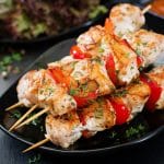 Εκπληκτική συνταγή: Πώς να φτιάξετε σπιτικά σουβλάκια κοτόπουλου με σως μουστάρδας