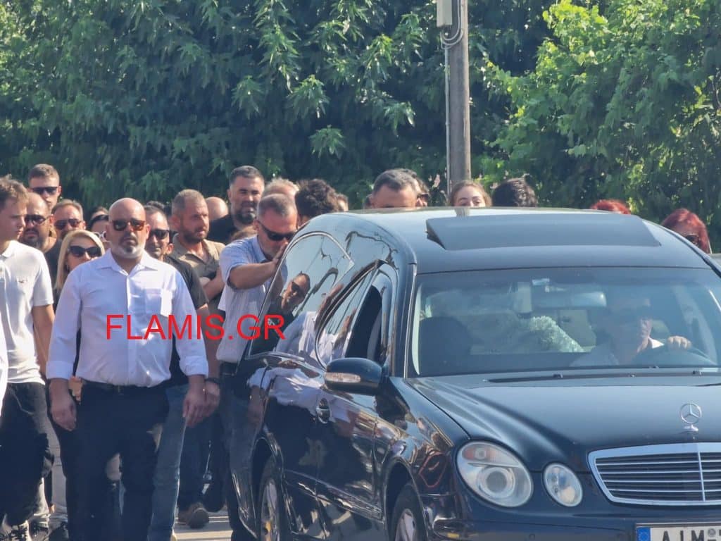 ΣΠΑΡΑΚΤΙΚΕΣ ΣΚΗΝΕΣ ΣΤΗΝ ΚΗΔΕΙΑ ΤΟΥ 15ΧΡΟΝΟΥ: Είσαι άνδρας παιδί μου... ψηλά το κεφάλι - ΦΩΤΟ