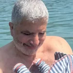 Ο Γιώργος Πατούλης απόλαυσε το πρώτο μπάνιο του τεσσάρων μηνών γιου του στη θάλασσα