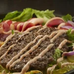 Βurger salad: Όλα τα υλικά του αγαπημένου burger εκτός από το ψωμί