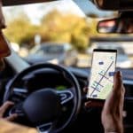 Πρόστιμο 350 ευρώ και αφαίρεση διπλώματος: Τι ισχύει για το κινητό στο αυτοκίνητο