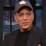 O Τζορτζ Κλούνεϊ εμφανίστηκε με καπέλο σε τηλεοπτική εκπομπή για να κρύψει τα μαλλιά του - Θέλει πίσω το γκρίζο τους χρώμα
