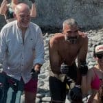 Γιώργος Παπανδρέου: Μάζεψε σκουπίδια από παραλία της Αίγινας