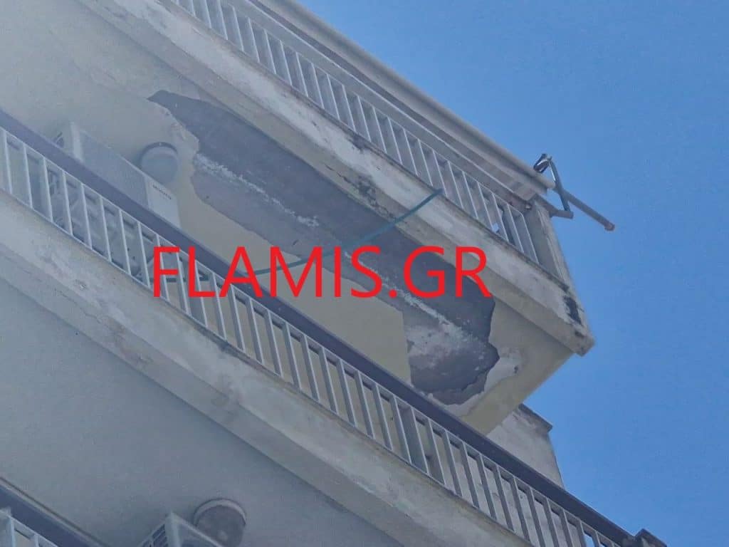 ΠΑΤΡΑ - ΠΑΡΑΛΙΓΟ ΤΡΑΓΩΔΙΑ Νο 2: Επεφταν κοτρώνες από πολυκατοικία στη Ρήγα Φεραίου! Εκλεισε ο πεζόδρομος! ΔΕΙΤΕ ΦΩΤΟ