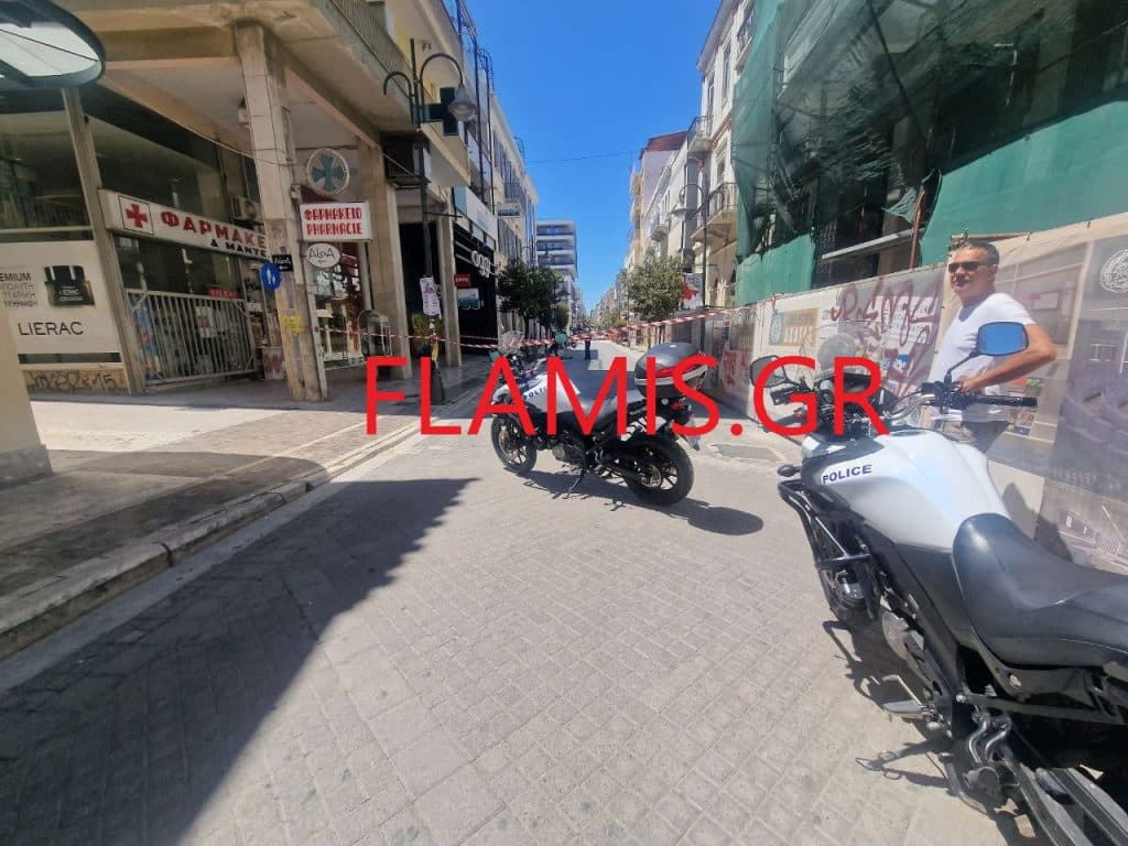 ΠΑΤΡΑ - ΠΑΡΑΛΙΓΟ ΤΡΑΓΩΔΙΑ Νο 2: Επεφταν κοτρώνες από πολυκατοικία στη Ρήγα Φεραίου! Εκλεισε ο πεζόδρομος! ΔΕΙΤΕ ΦΩΤΟ