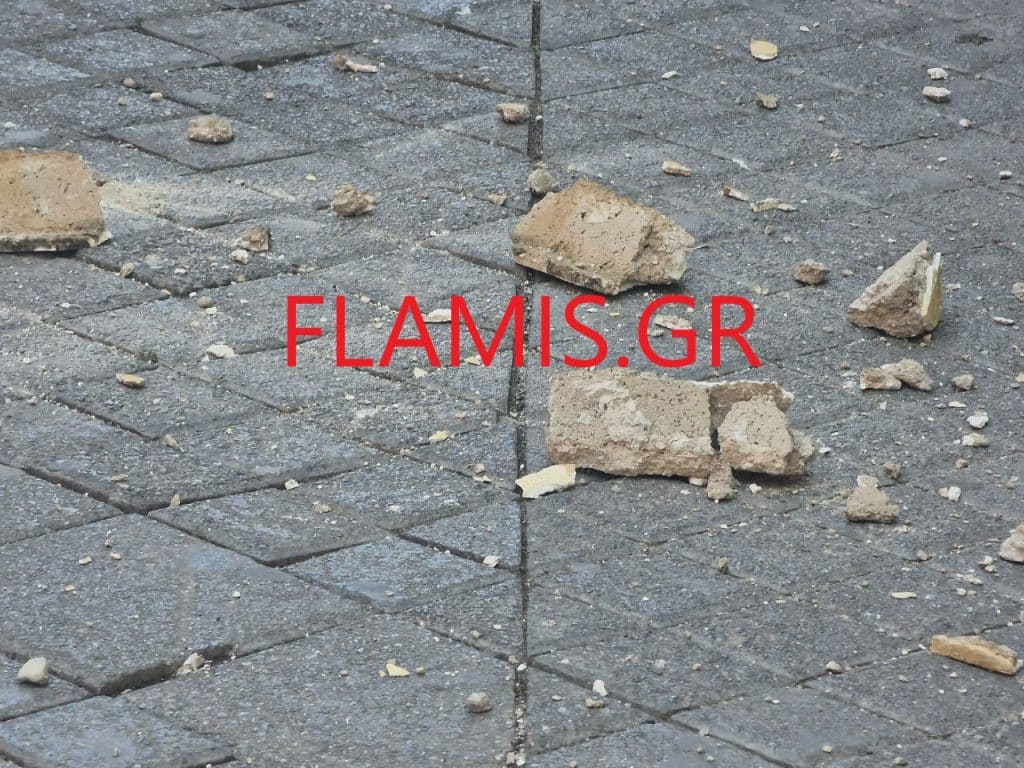 ΠΑΤΡΑ - ΠΑΡΑΛΙΓΟ ΤΡΑΓΩΔΙΑ Νο 2: Επεφταν κοτρώνες από πολυκατοικία στη Ρήγα Φεραίου! Εκλεισε ο πεζόδρομος! ΔΕΙΤΕ ΦΩΤΟ