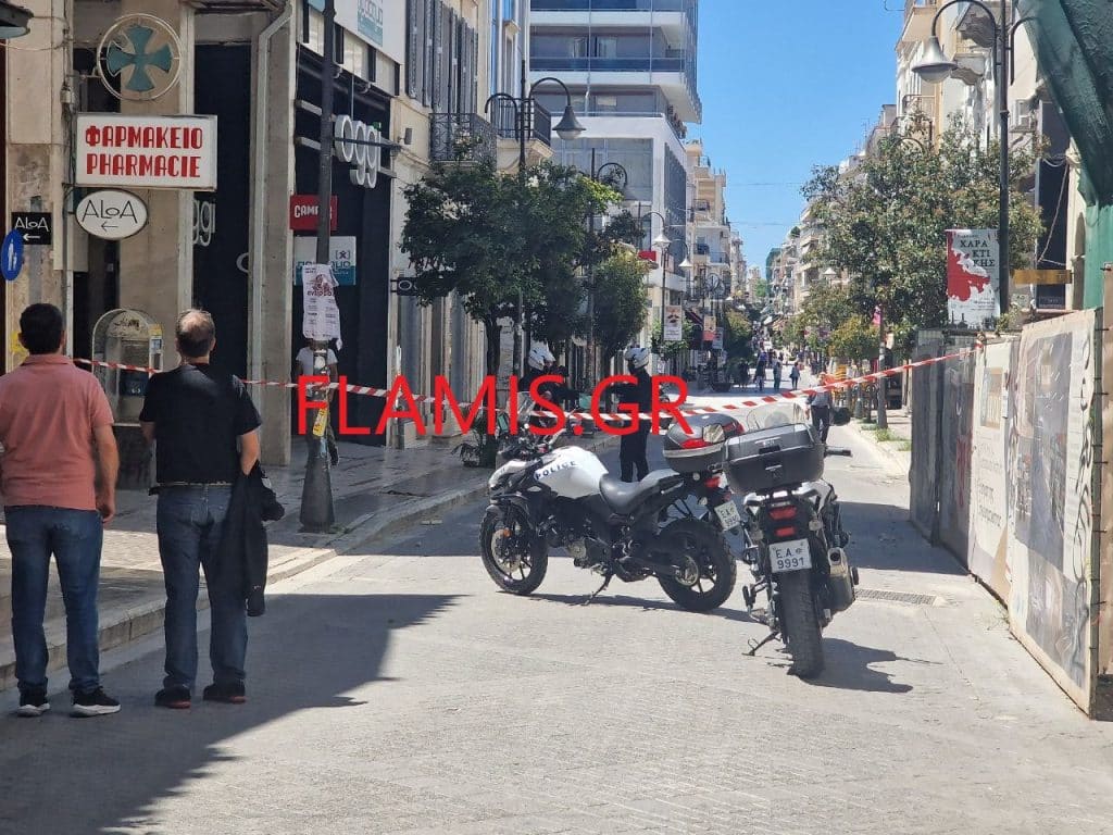 ΠΑΤΡΑ - ΠΑΡΑΛΙΓΟ ΤΡΑΓΩΔΙΑ Νο 2: Επεφταν κοτρώνες από πολυκατοικία στη Ρήγα Φεραίου! Εκλεισε ο πεζόδρομος! ΔΕΙΤΕ ΦΩΤΟ