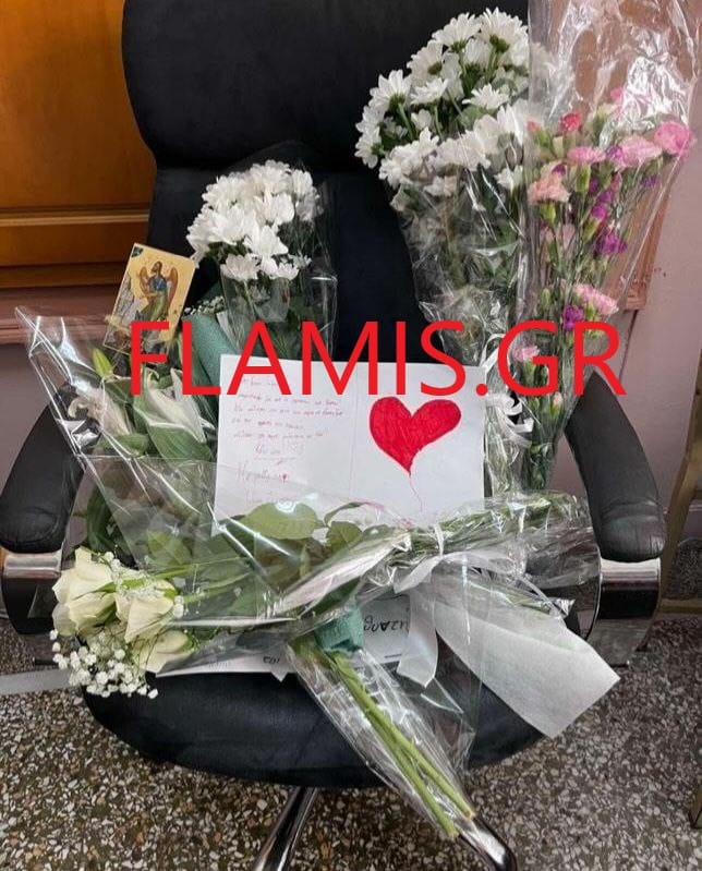 ΣΥΓΚΛΟΝΙΣΤΙΚΟ: Τα παιδάκια στο 10ο δημοτικό Πάτρας άφησαν λουλούδια στην καρέκλα του Διευθυντή τους που "έφυγε" νωρίς...! ΦΩΤΟ