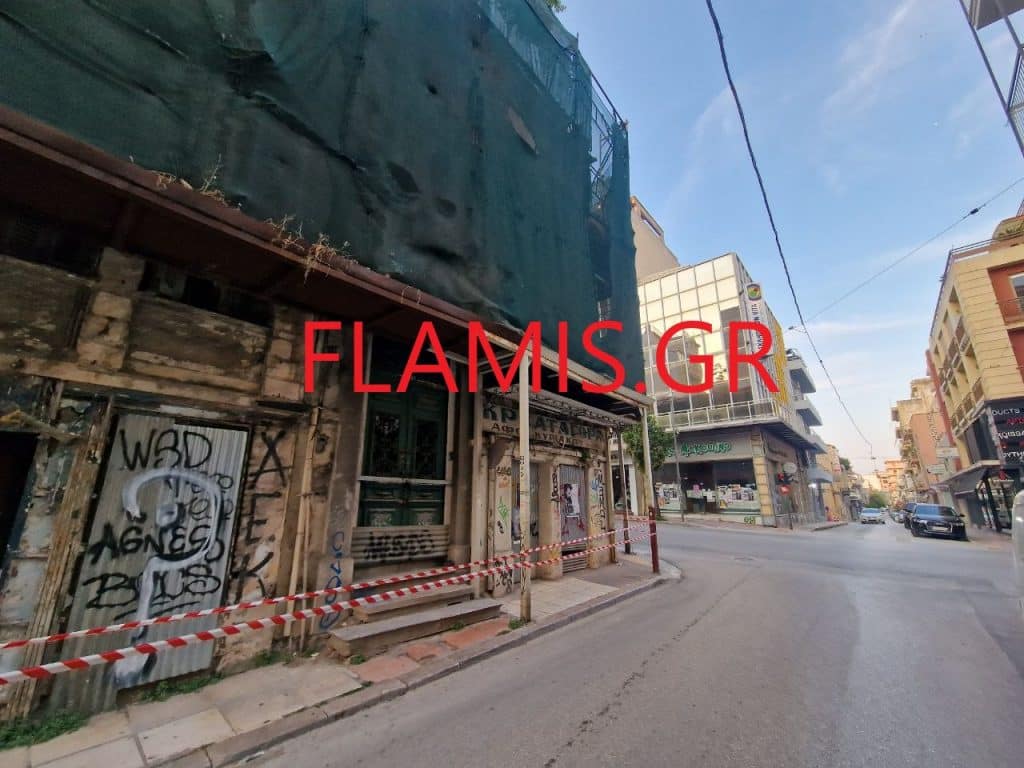 ΠΑΤΡΑ: Δεύτερο συμβάν με καταρρεύσεις από κτίριο στη Γούναρη! Εβαλαν κορδέλλες! ΔΕΙΤΕ ΤΙΣ ΠΕΤΡΕΣ ΝΑ ΑΙΩΡΟΥΝΤΑΙ... ΠΑΝΩ ΑΠΟ ΤΑ ΚΕΦΑΛΙΑ ΜΑΣ - ΦΩΤΟ