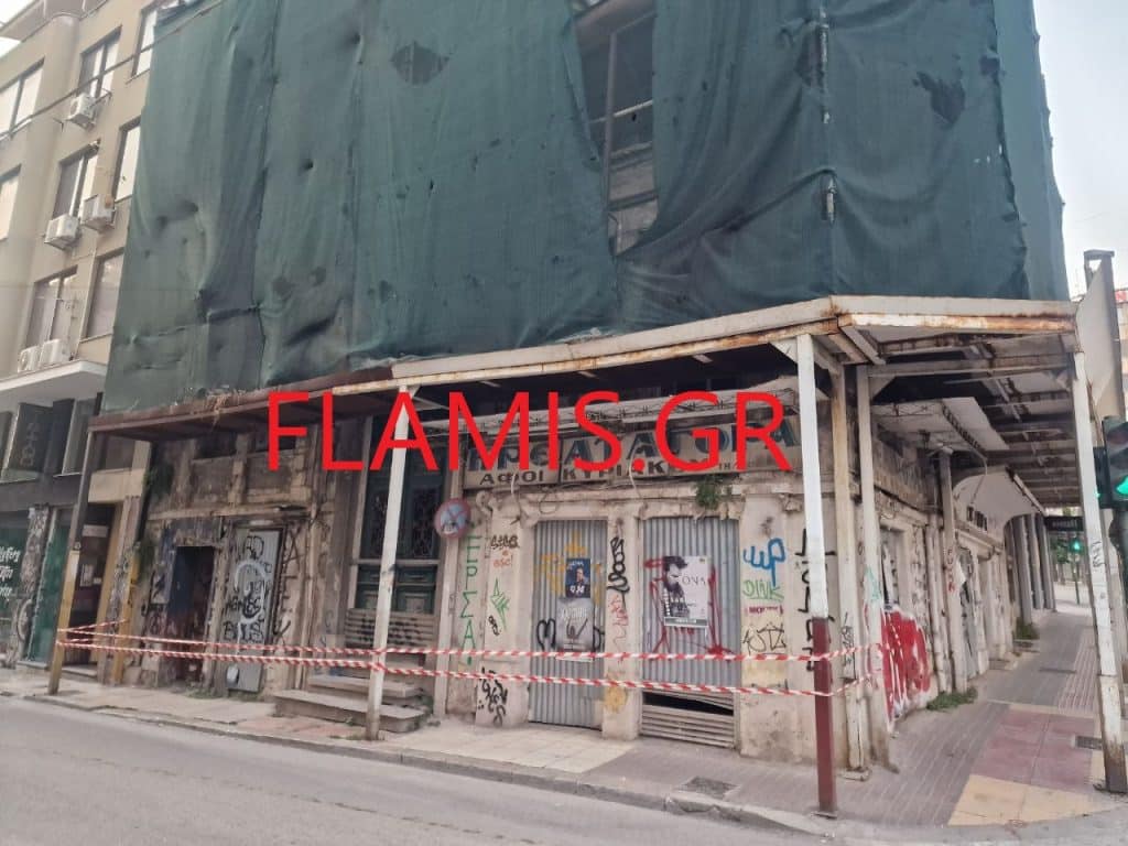 ΠΑΤΡΑ: Δεύτερο συμβάν με καταρρεύσεις από κτίριο στη Γούναρη! Εβαλαν κορδέλλες! ΔΕΙΤΕ ΤΙΣ ΠΕΤΡΕΣ ΝΑ ΑΙΩΡΟΥΝΤΑΙ... ΠΑΝΩ ΑΠΟ ΤΑ ΚΕΦΑΛΙΑ ΜΑΣ - ΦΩΤΟ