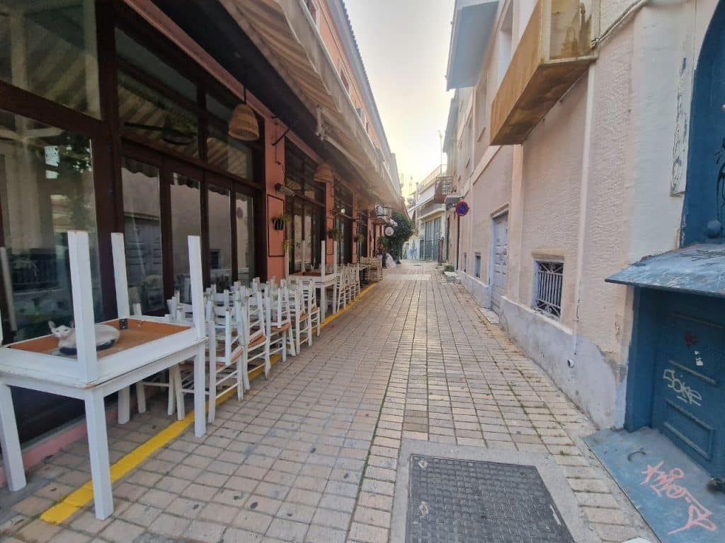 ΕΓΙΝΕ ΔΙΑΓΡΑΜΜΙΣΗ ΑΠΟ ΤΟΝ ΔΗΜΟ ΓΙΑ ΤΑ ΤΡΑΠΕΖΟΚΑΘΙΣΜΑΤΑ: Ενταση στην Ηφαίστου για καταστήματα που λειτουργούν… χωρίς άδεια