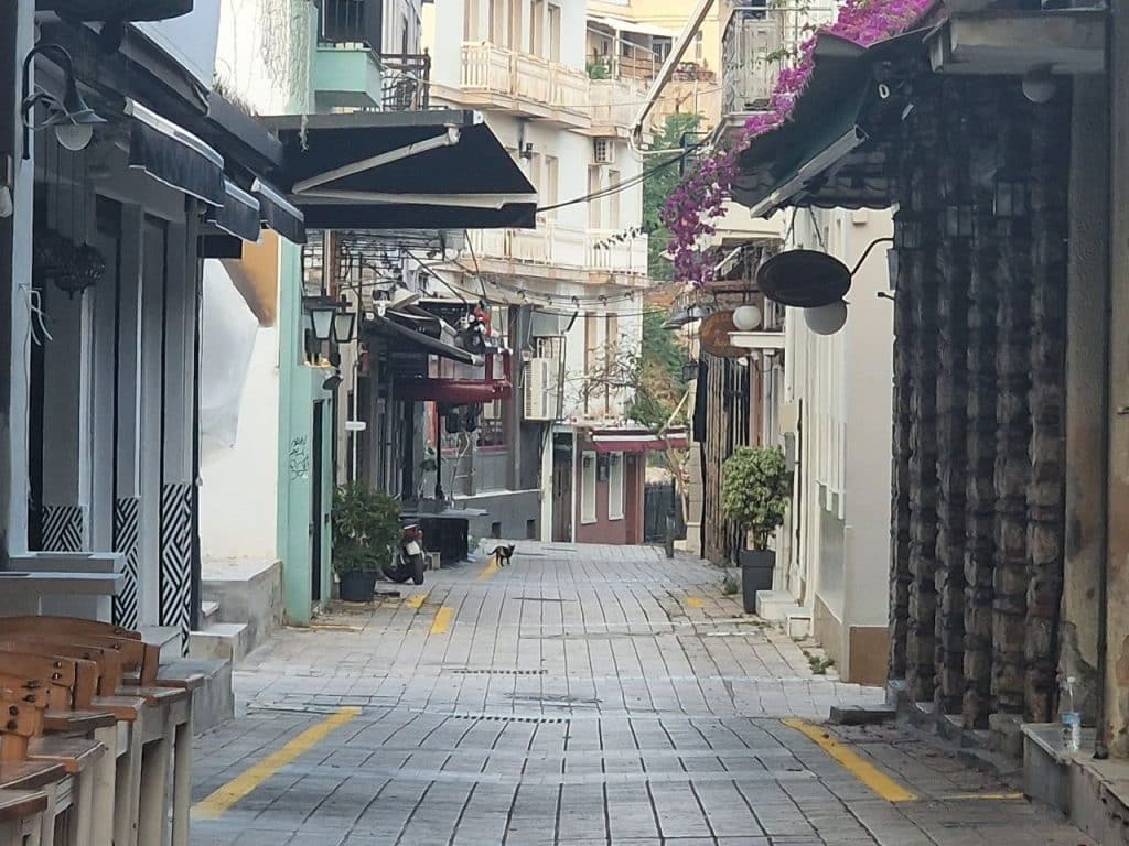 ΕΓΙΝΕ ΔΙΑΓΡΑΜΜΙΣΗ ΑΠΟ ΤΟΝ ΔΗΜΟ ΓΙΑ ΤΑ ΤΡΑΠΕΖΟΚΑΘΙΣΜΑΤΑ: Ενταση στην Ηφαίστου για καταστήματα που λειτουργούν… χωρίς άδεια
