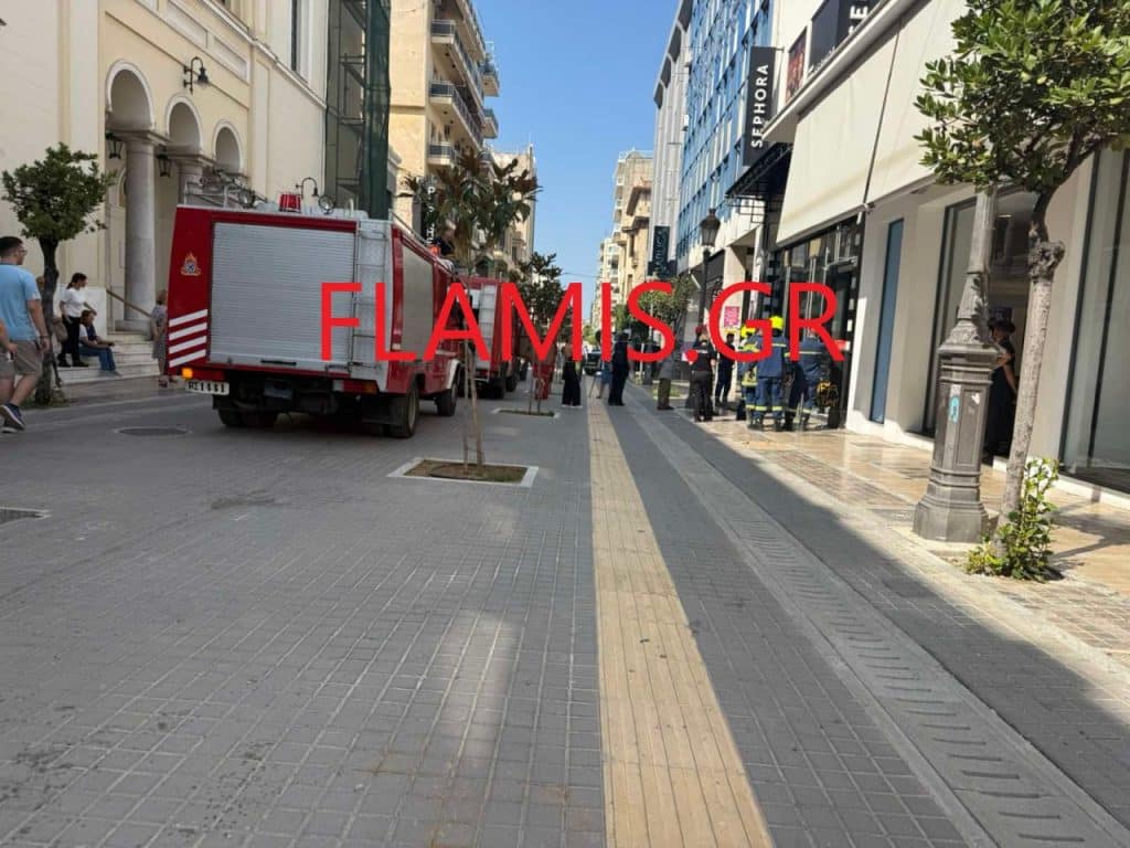 ΠΑΤΡΑ - ΤΩΡΑ: Φωτιά στο Sephora στον πεζόδρομο Μαιζώνος - ΦΩΤΟ ΚΑΙ ΒΙΝΤΕΟ