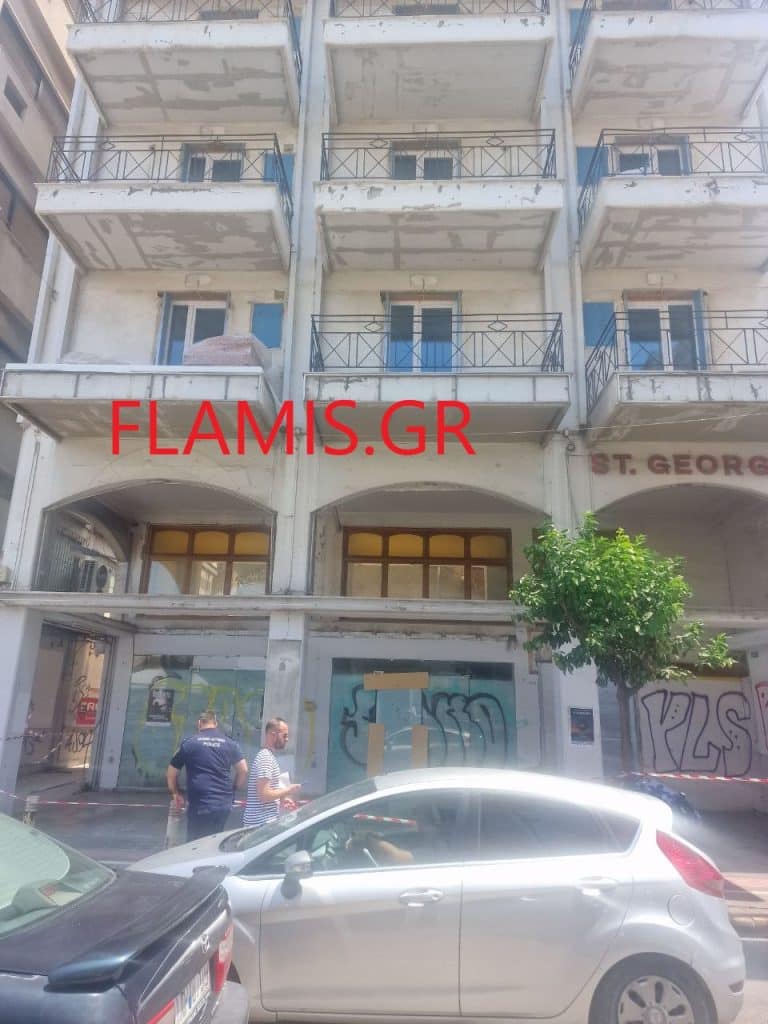 ΠΑΤΡΑ: Το 16ο περιστατικό! Επεσαν σοβάδες από κτίριο στην Αγίου Ανδρέου - ΦΩΤΟ