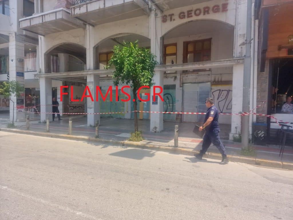 ΠΑΤΡΑ: Το 16ο περιστατικό! Επεσαν σοβάδες από κτίριο στην Αγίου Ανδρέου - ΦΩΤΟ