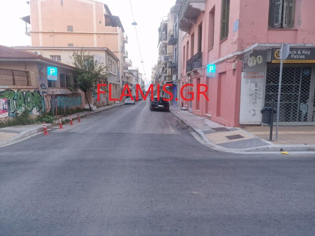 ΔΕΙΤΕ ΦΩΤΟ: Πάλι έπεσαν κομμάτια κτιρίου στο κέντρο της Πάτρας
