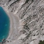 Κεφαλονιά: Η εντυπωσιακή απομονωμένη παραλία με ψιλό λευκό-κίτρινο βότσαλο – Δείτε βίντεο