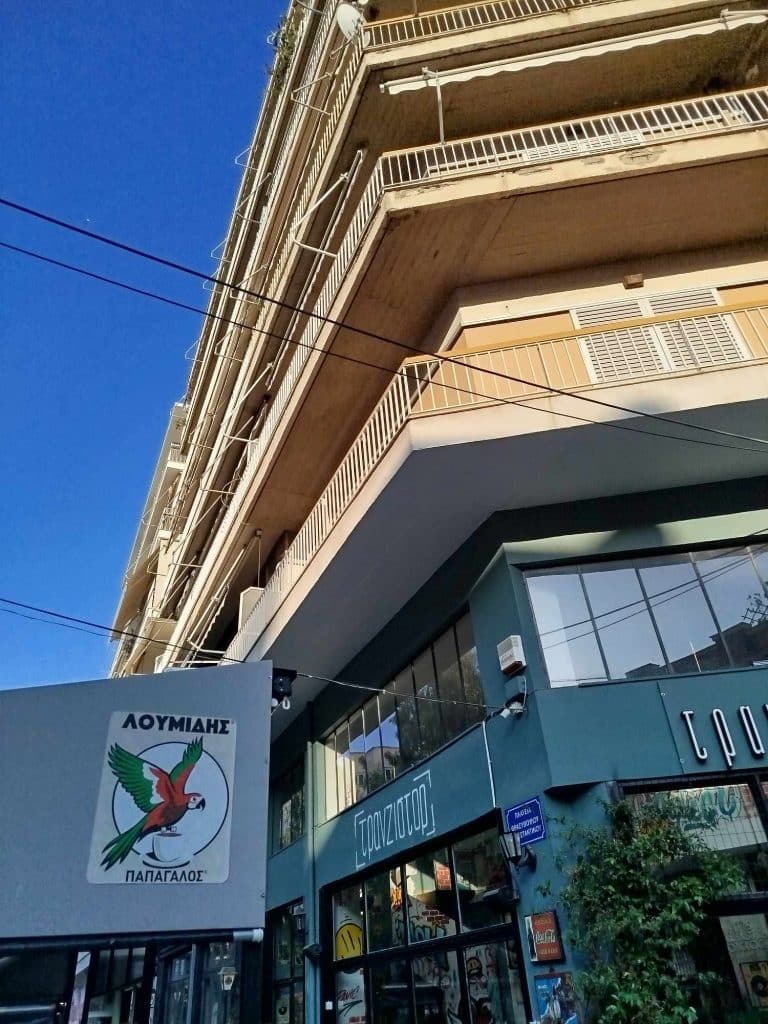 ΠΛΑΤΕΙΑ ΠΥΡΟΣΒΕΣΤΕΙΟΥ: Θα θρηνούσαμε θύματα από την πτώση σοβάδων και κομματιών μπετό! Ζημιές και σε ΙΧ στην Κολοκοτρώνη