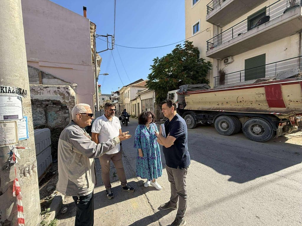 Στην οδό Ιωνίας βρέθηκαν Πέτρος Ψωμάς και Θάνος Δούρος - Συναντήθηκαν με κατοίκους που διαμαρτύρονται για τις επιπτώσεις των έργων ανάπλασης