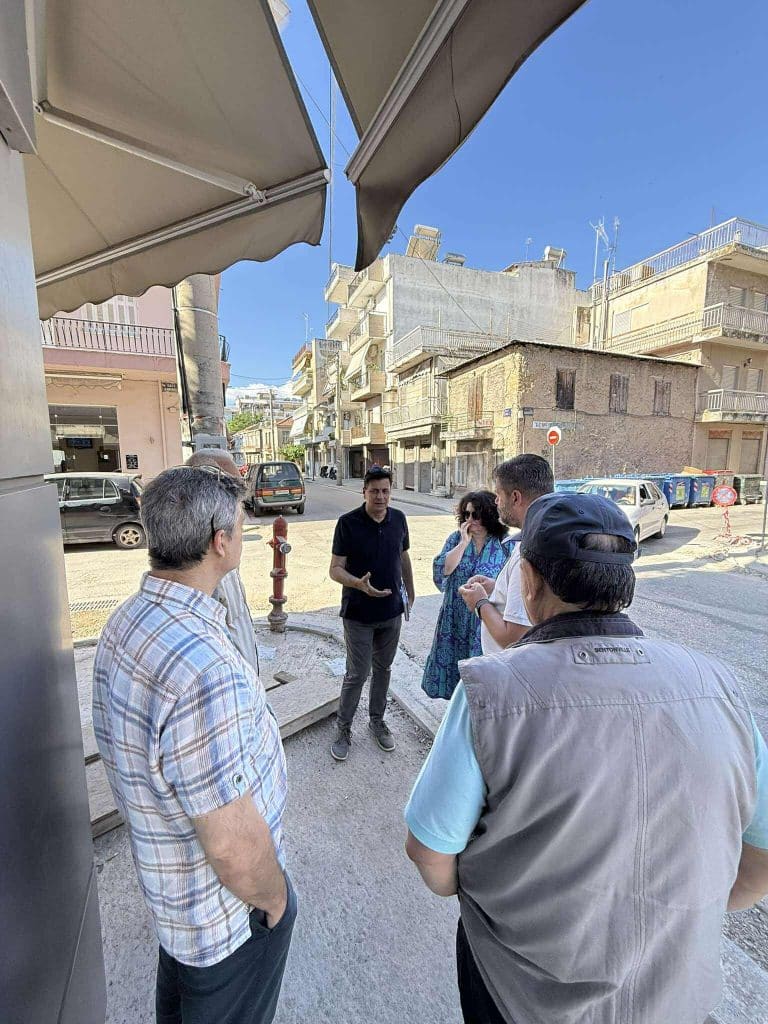 Στην οδό Ιωνίας βρέθηκαν Πέτρος Ψωμάς και Θάνος Δούρος - Συναντήθηκαν με κατοίκους που διαμαρτύρονται για τις επιπτώσεις των έργων ανάπλασης