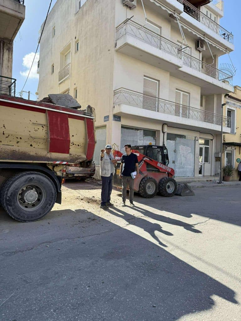 Στην οδό Ιωνίας βρέθηκαν Πέτρος Ψωμάς και Θάνος Δούρος - Συναντήθηκαν με κατοίκους που διαμαρτύρονται για τις επιπτώσεις των έργων ανάπλασης