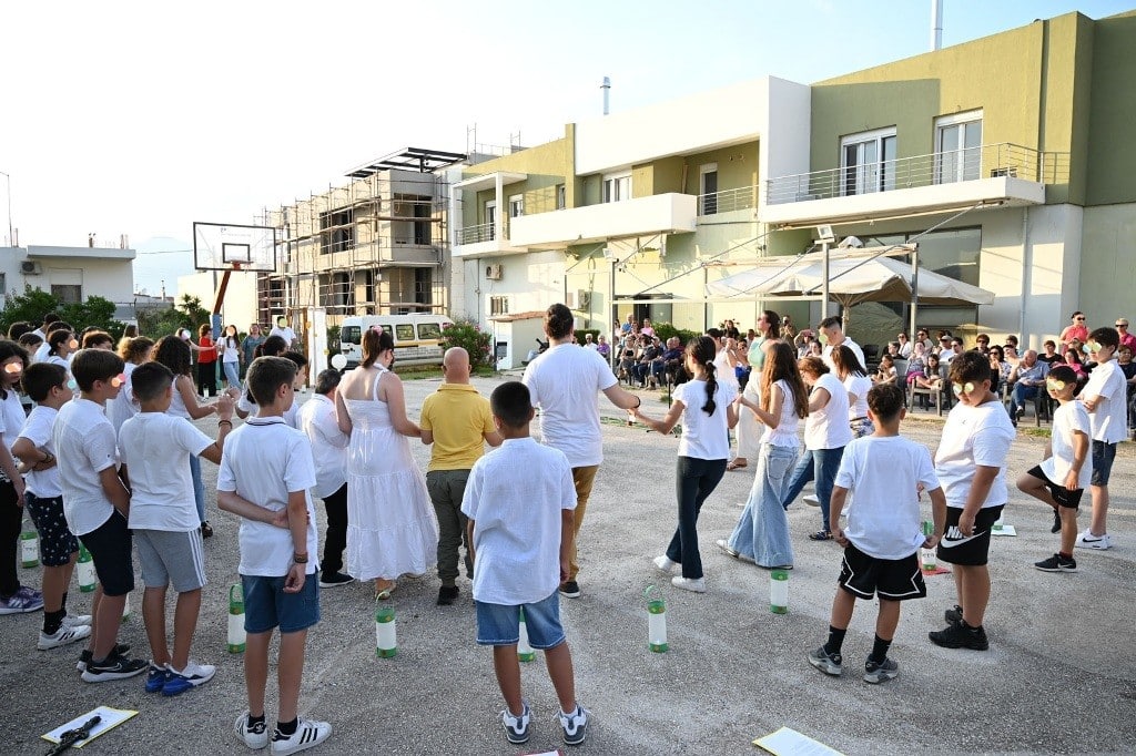 Η ΚΑΛΟΚΑΙΡΙΝΗ ΓΙΟΡΤΗ ΤΟΥ ΚΔΑΠΑμεΑ «ΚΟΜΑΙΘΩ» ΜΕ ΤΗ ΣΥΜΜΕΤΟΧΗ ΔΕΚΑΔΩΝ ΠΑΙΔΙΩΝ ΚΑΙ ΜΑΘΗΤΩΝ ΤΟΥ 62ου ΔΗΜΟΤΙΚΟΥ ΣΧΟΛΕΙΟΥ