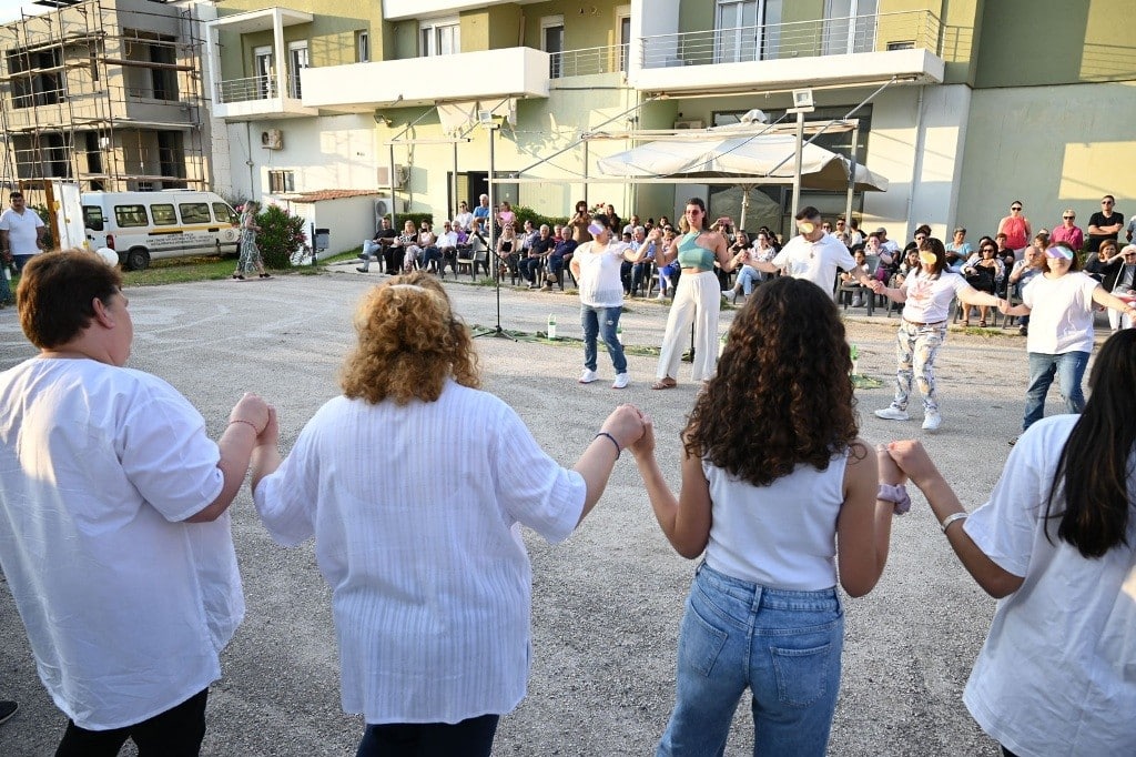 Η ΚΑΛΟΚΑΙΡΙΝΗ ΓΙΟΡΤΗ ΤΟΥ ΚΔΑΠΑμεΑ «ΚΟΜΑΙΘΩ» ΜΕ ΤΗ ΣΥΜΜΕΤΟΧΗ ΔΕΚΑΔΩΝ ΠΑΙΔΙΩΝ ΚΑΙ ΜΑΘΗΤΩΝ ΤΟΥ 62ου ΔΗΜΟΤΙΚΟΥ ΣΧΟΛΕΙΟΥ