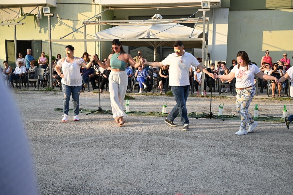 Η ΚΑΛΟΚΑΙΡΙΝΗ ΓΙΟΡΤΗ ΤΟΥ ΚΔΑΠΑμεΑ «ΚΟΜΑΙΘΩ» ΜΕ ΤΗ ΣΥΜΜΕΤΟΧΗ ΔΕΚΑΔΩΝ ΠΑΙΔΙΩΝ ΚΑΙ ΜΑΘΗΤΩΝ ΤΟΥ 62ου ΔΗΜΟΤΙΚΟΥ ΣΧΟΛΕΙΟΥ