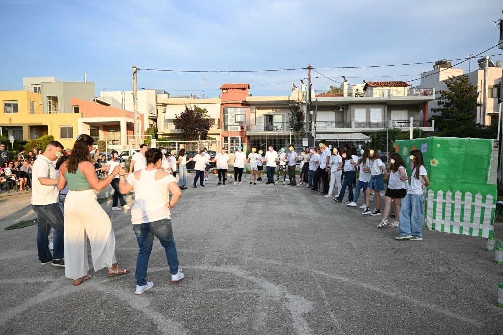 Η ΚΑΛΟΚΑΙΡΙΝΗ ΓΙΟΡΤΗ ΤΟΥ ΚΔΑΠΑμεΑ «ΚΟΜΑΙΘΩ» ΜΕ ΤΗ ΣΥΜΜΕΤΟΧΗ ΔΕΚΑΔΩΝ ΠΑΙΔΙΩΝ ΚΑΙ ΜΑΘΗΤΩΝ ΤΟΥ 62ου ΔΗΜΟΤΙΚΟΥ ΣΧΟΛΕΙΟΥ