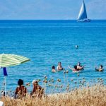Ακρίβεια στις παραλίες: Οι Αθηναίοι εγκαταλείπουν τις ξαπλώστρες για ελεύθερες ακτές