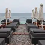 Beach bars στη Χαλκιδική με «τιμές πίστας», ζώνες χρέωσης και ξαπλώστρες! ΔΕΙΤΕ ΤΙΜΕΣ ΣΟΚ