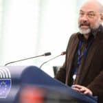 Σάκης Αρναούτογλου: “Τοξικό νέφος στην Κεφαλονιά”