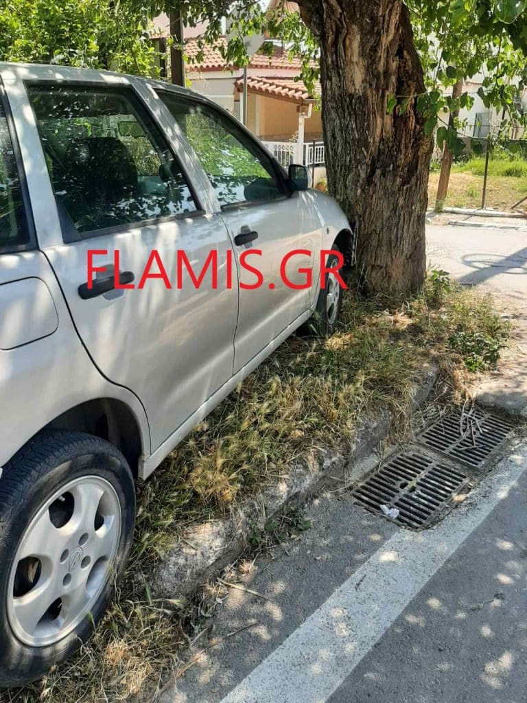 ΦΩΤΟ: "Από θαύμα ζούμε"! Αυτοκίνητο... χωρίς οδηγό κινήθηκε μόνο του και... "καρφώθηκε" σε δένδρο σε συνοικία της Πάτρας